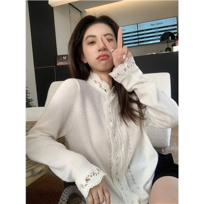 Нежный женский кардиган с отделкой кружевом ручной работы