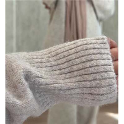 Комплект из свитера с высоким воротником и разрезом и вязаных брюк свободного кроя