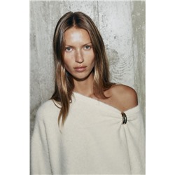 KNIT JUMPER WITH BROOCH