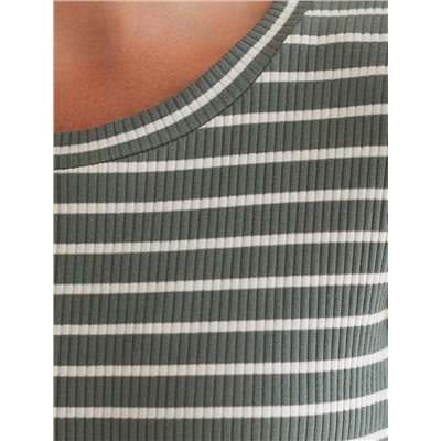 Платье из трикотажа в широкий рубчик с разрезами