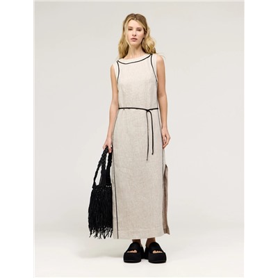 Бежевое приталенное платье без рукавов с поясом