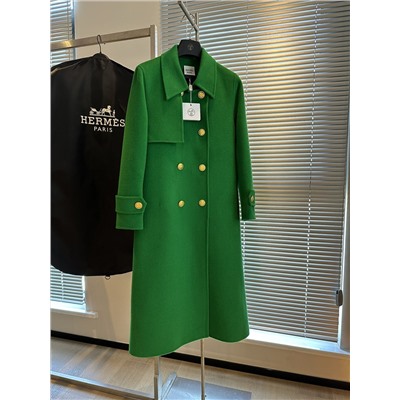 Высококачественная кашемировая ветровка яркого цвета, облегающая посадка, весь предмет одежды безупречен с точки зрения ткани/качества, драпировка/детали, включая аксессуары для пуговиц, изготовлены из чистой меди с позолотой в поисках текстуры SM two. размеры S, обхват груди 96, длина 105. Распродажа