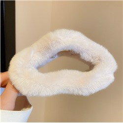 Пушистый крабик для волос