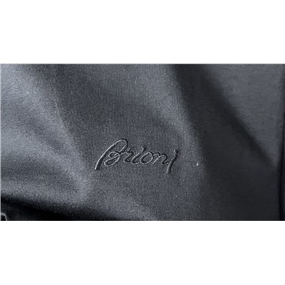 Футболка Brioni из египетского хлопка с вышитым значком и коротким рукавом, круглым вырезом  О стиле и дизайне: Классическая футболка с круглым вырезом соответствует обычным высоким стандартам Brioni, от тканей до деталей.