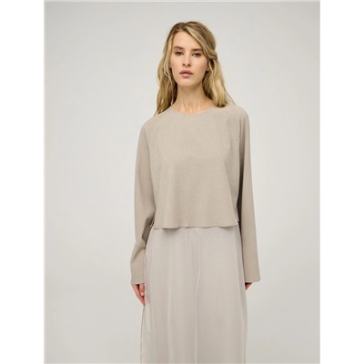 Бежевая блузка с шелковой юбкой