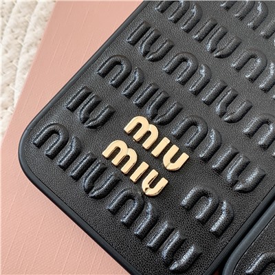 новый чехол для мобильного телефона из натуральной кожи с тиснением логотипа  Весь комплект чехлов изготовлен из импортной овчины из ТПУ + итальянский экологически чистый суперсъемный внутренний слой (! В чехлах для мобильных телефонов все материалы изготовления на высшем уровне)  Что касается мастерства и качества этого чехла для мобильного телефона, то он сделан по заказу