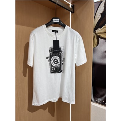 Футболки WEEKEND MAX MARA 26-style LOVE letter 1983. Эта серия — точная копия оригинального дизайна, с очень аккуратной строчкой и этикеткой, изготовленной на заказ. Изготовлены из комфортной и приятной для кожи ткани из чистого хлопка.