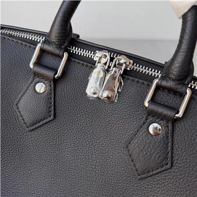 Вместительная женская кожаная сумка