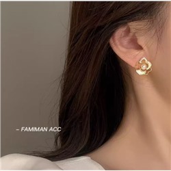 Серьги-гвоздики с жемчугом и бриллиантами