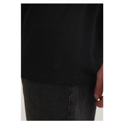 Mavi Yaka Detaylı Siyah Tişört Fitted / Vücuda Oturan Kesim 064019-20933