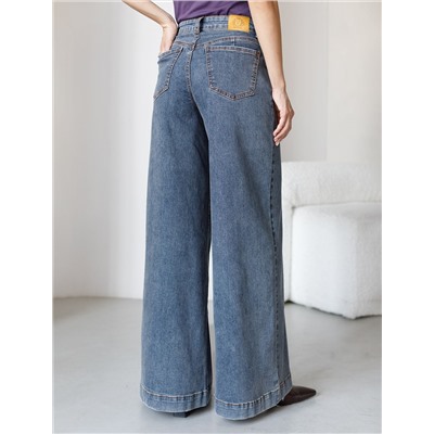 Широкие джинсы с декоративной стиркой из эластичного плотного денима