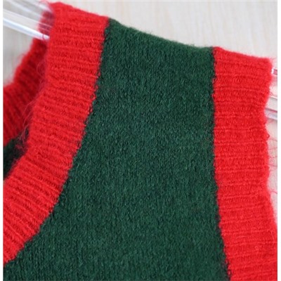 Жилет-свитер контрастного цвета в рождественском стиле