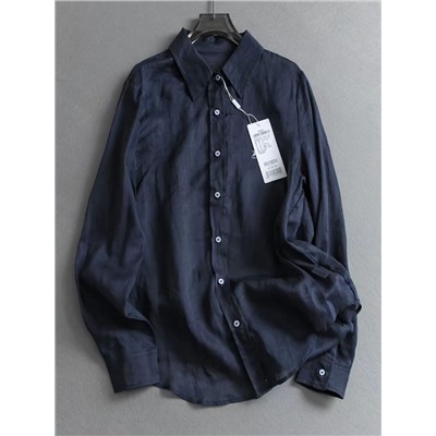 Женская прямая рубашка и белоснежные красивые брюки создают прекрасный комплект