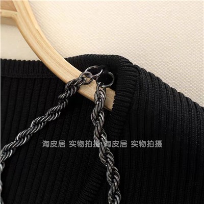 Женский пуловер с V-образным вырезом горловины и декором в виде крупной металлической цепи  Н*М