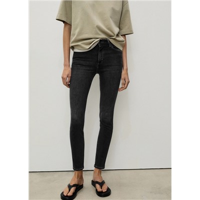 Jeans skinny tiro medio