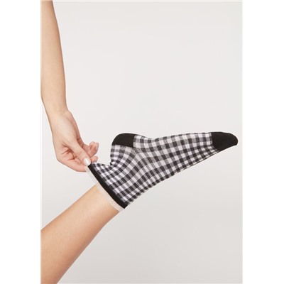 Kurze Socken mit Vichykaro und Rüschen