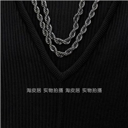 Женский пуловер с V-образным вырезом горловины и декором в виде крупной металлической цепи  Н*М