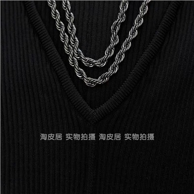 Женский пуловер с V-образным вырезом горловины и декором в виде крупной металлической цепи  Н*М