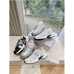 новые повседневные спортивные туфли из коровьей кожи и сетчатой ​​ткани, легкие и дышащие. Буквы CD сбоку очень узнаваемы по хлопковым туфлям Dior. Спортивный дизайн меховых туфель дополнен деталями с кисточками, что также добавляет нотку элегантности.  Верх: оригинальный материал.  Подкладка: импортная шерсть.  Подошва: оригинальная подошва.