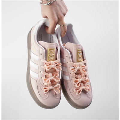 ⏺Adidas Gazelle x Hello Kitty