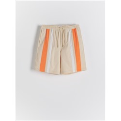 Shorts mit Seitenstreifen