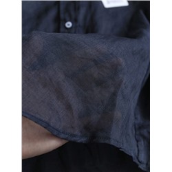 Женская прямая рубашка и белоснежные красивые брюки создают прекрасный комплект