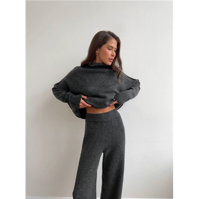 Комплект из свитера с высоким воротником и разрезом и вязаных брюк свободного кроя
