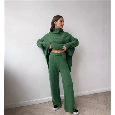 Комплект из свитера с высоким воротником и разрезом и вязаных брюк свободного кроя