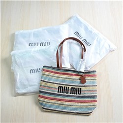 Модная контрастная сумка с вышитыми буквами через плечо МИУ МИ*У