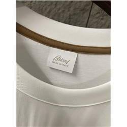 Футболка Brioni из египетского хлопка с вышитым значком и коротким рукавом, круглым вырезом  О стиле и дизайне: Классическая футболка с круглым вырезом соответствует обычным высоким стандартам Brioni, от тканей до деталей.