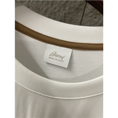 Футболка Brioni из египетского хлопка с вышитым значком и коротким рукавом, круглым вырезом  О стиле и дизайне: Классическая футболка с круглым вырезом соответствует обычным высоким стандартам Brioni, от тканей до деталей.