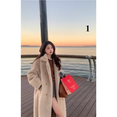 Шубка, очеееень мягкая😍 немного мех помятый, довольно толстая.