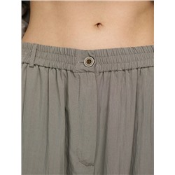 Зеленые брюки с вырезом ниже колена