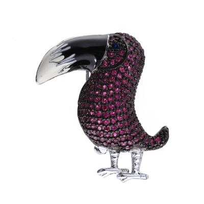 Брошь Тукан (фианит фуксия; покрытие родий), Есть комплект