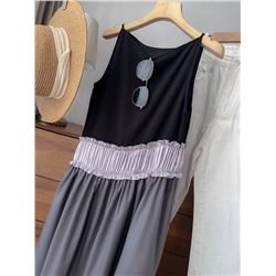 Платье на тонких бретелях контрастного цвета