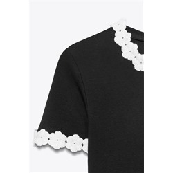 FLOWER DETAIL T-SHIRT
