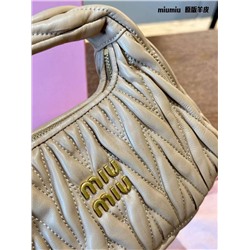 Трендовая сумка-малышка MiuMiu 👔  Реплика  Материал: овечья кожа  4 цвета  Размер: 22*11