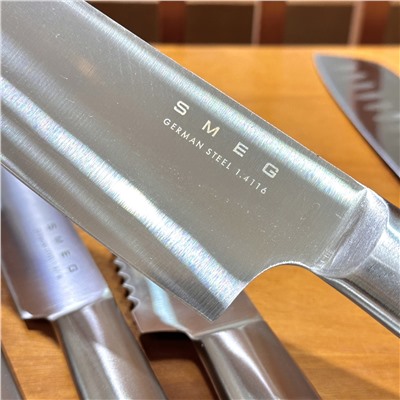 Набор из 7 предметов для ретро-ножей SMEG Blue Knife, потолок стоимости ножей  Нож изготовлен из импортной нержавеющей стали марки 304, которая безопасна, полезна для здоровья, долговечна и износостойка. Интегрированная ручка очень удобна и легка в использовании.  В комплект входят универсальный нож, нож для мяса, нож сантоку, нож для хлеба, поварской нож и подставка для ножей, всего 7 предметов!