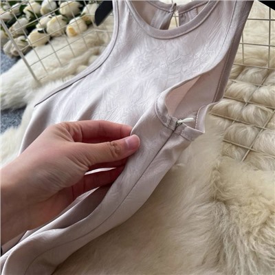 Элегантное платье из жатого атласа