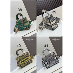 Небольшая сумка с вышивкой и широким плечевым ремнем  Lady D Christia*n Dio*r