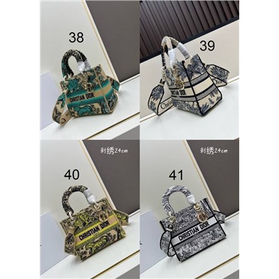 Небольшая сумка с вышивкой и широким плечевым ремнем  Lady D Christia*n Dio*r