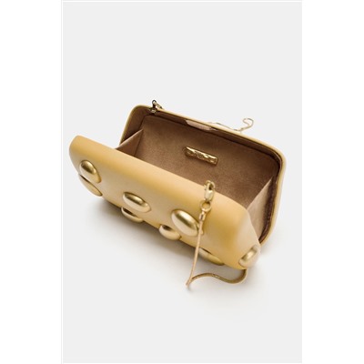CLUTCH WITH METAL APPLIQUÉS