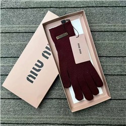 Miu Miu зимние теплые кашемировые женские перчатки с двусторонней полоской и металлической этикеткой, с сенсорным экраном. Доступны в пяти цветах: чёрный, белый, серый, красный и кофейный, 1 пара в оригинальной подарочной упаковке