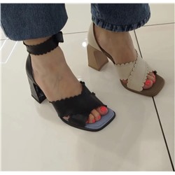 Босоножки черные