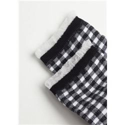 Kurze Socken mit Vichykaro und Rüschen