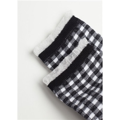 Kurze Socken mit Vichykaro und Rüschen