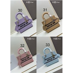 Небольшая сумка с вышивкой и широким плечевым ремнем  Lady D Christia*n Dio*r