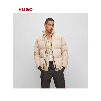 Высококачественный пуховик из высококачественного белого утиного пуха для дополнительного тепла. Требования к каждой детали очень строгие, требования к качеству изготовления ткани и другим аспектам тоже очень высокие! Классический и универсальный стиль обладает лучшими ветрозащитными и дышащими свойствами, что делает его более удобным в ношении и гибким при движении. Однотонный дизайн прост и элегантен. Обычно его сочетают со свитером или свитером, чтобы сохранить свежесть, чистоту и тепло. Пуховик – теплый и стильный.