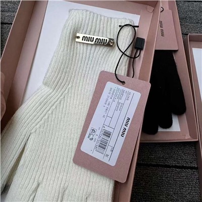 Miu Miu зимние теплые кашемировые женские перчатки с двусторонней полоской и металлической этикеткой, с сенсорным экраном. Доступны в пяти цветах: чёрный, белый, серый, красный и кофейный, 1 пара в оригинальной подарочной упаковке