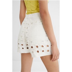 Pantalón short troquelado